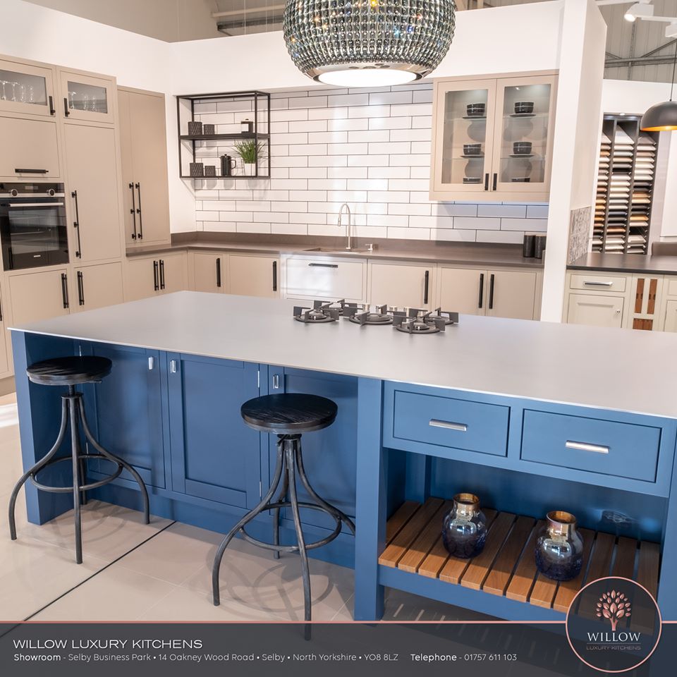 #throwback to our Franke Stainless steel Bespoke Worktop with Integrated Hob getting lifted into place in our Selby showroom. It took 4 people to lift it but the finished results look stunning!

#willowluxurykitchens #luxurykitchens #bespokekitchens #handcraftedkitchens