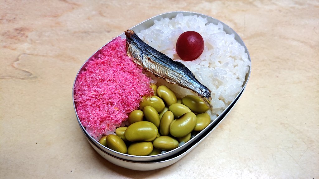 逆襲のニャア となりのトトロの弁当 映画の中で さつきちゃんが 作るお弁当 メイちゃんが嬉しそうにもらうシーンが印象的たよね 日本の良き時代の優しさ溢れるジブリ作品だよね 桜でんぶ めざし 煮豆 梅干し お弁当の幸せ 完全再現 映画を見ながら