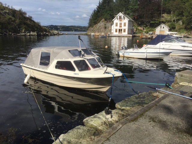 #Tysvær Denne båten, en Rana 17 med ny, grå kalesje, skal ha blitt stjålet fra Solstrandvik båthavn i Førresfjorden 23. juli. Båten er merket med "Jonas" og har røde innvendige seter. Tips kan meldes til politiet på telefon 02800, eller via Messenger på  facebook.com/politisorvest