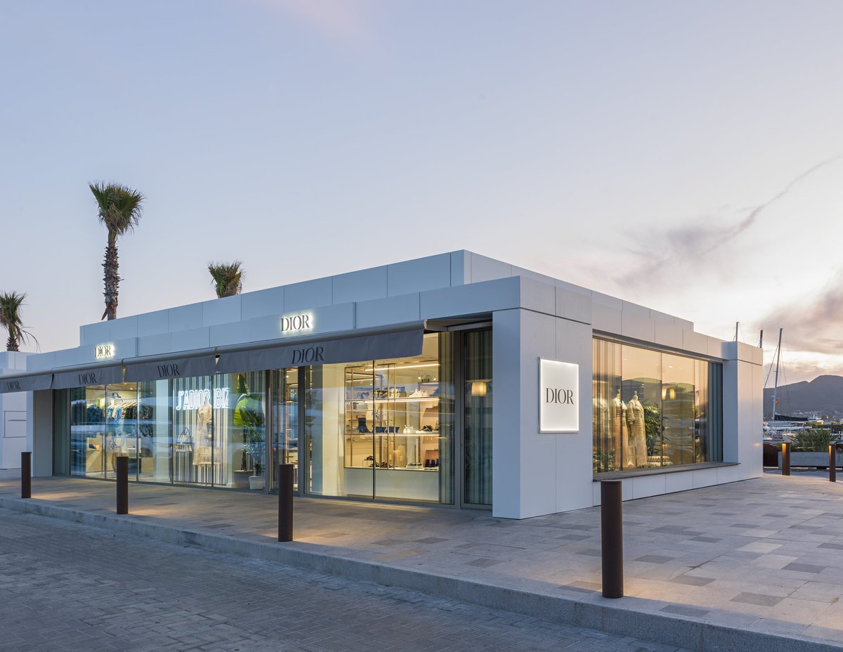 bookacorner's tweet photo. Loewe, Dior y Bvlgari en Ibiza, Moschino en Puerto Banús son algunas de las marcas que han montado pop-up stores en este verano 2020.

https://t.co/dv2FlPFp7l

#popupstore #retail #fashion #lujo #verano2020 https://t.co/qSKS3dhwZ5