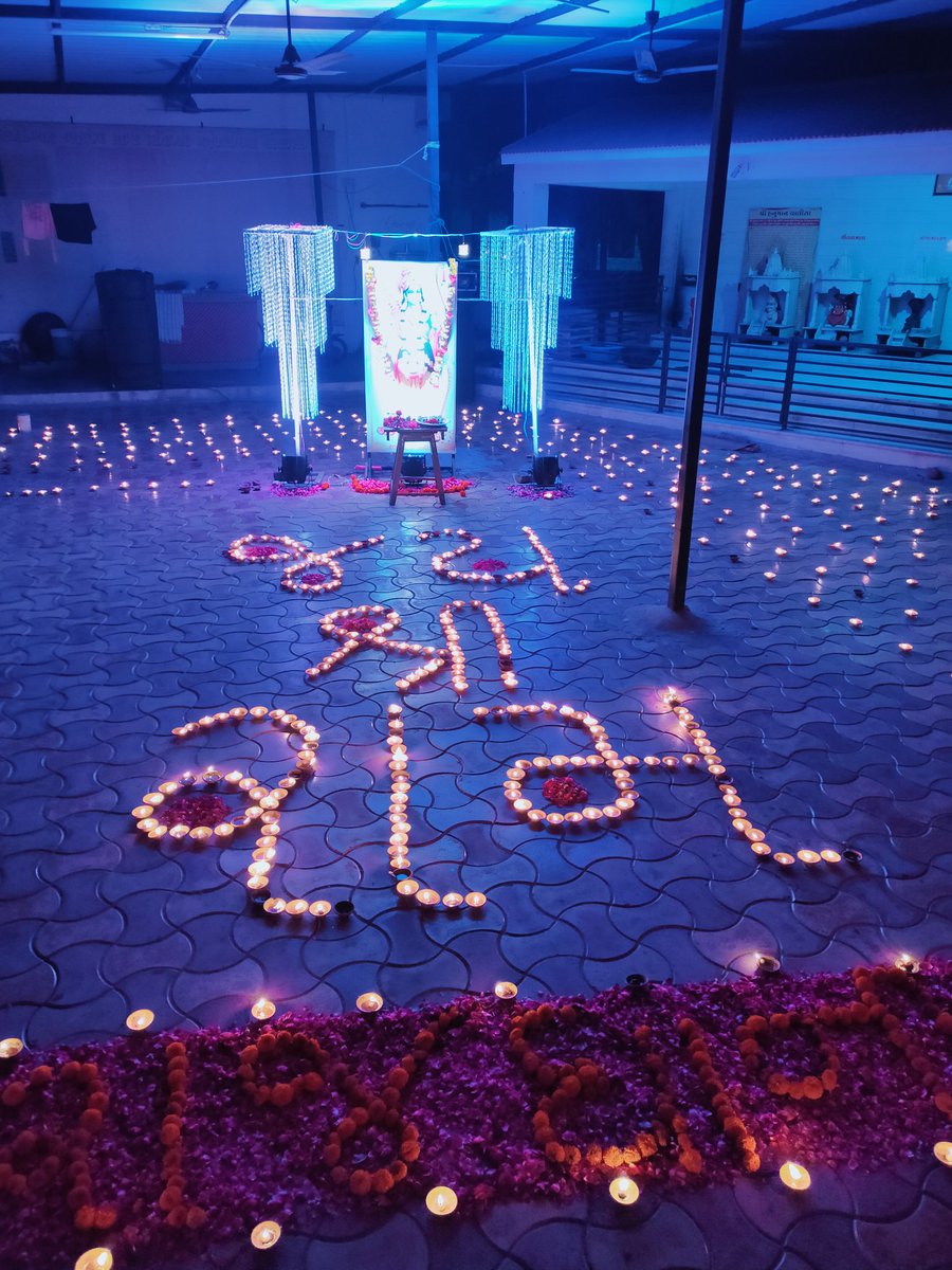 AbvpMehsana's tweet photo. अयोध्या में श्री राम जन्मभूमि स्थान के भूमिपूजन प्रसंग से पूरा देश राममय हो गया है और हर दिशा दीपक के तेज जगमगा रही है।
महेसाना में राजधानी फाउन्डेशन ग्रुप द्वारा दीपोत्सव का आयोजन किया जिसमें अतिथि के तौर पे राज्यसभा सांसद @JugalThakorMP विशेष उपस्थिति में @ABVPVoice के https://t.co/UzutJiZeC5