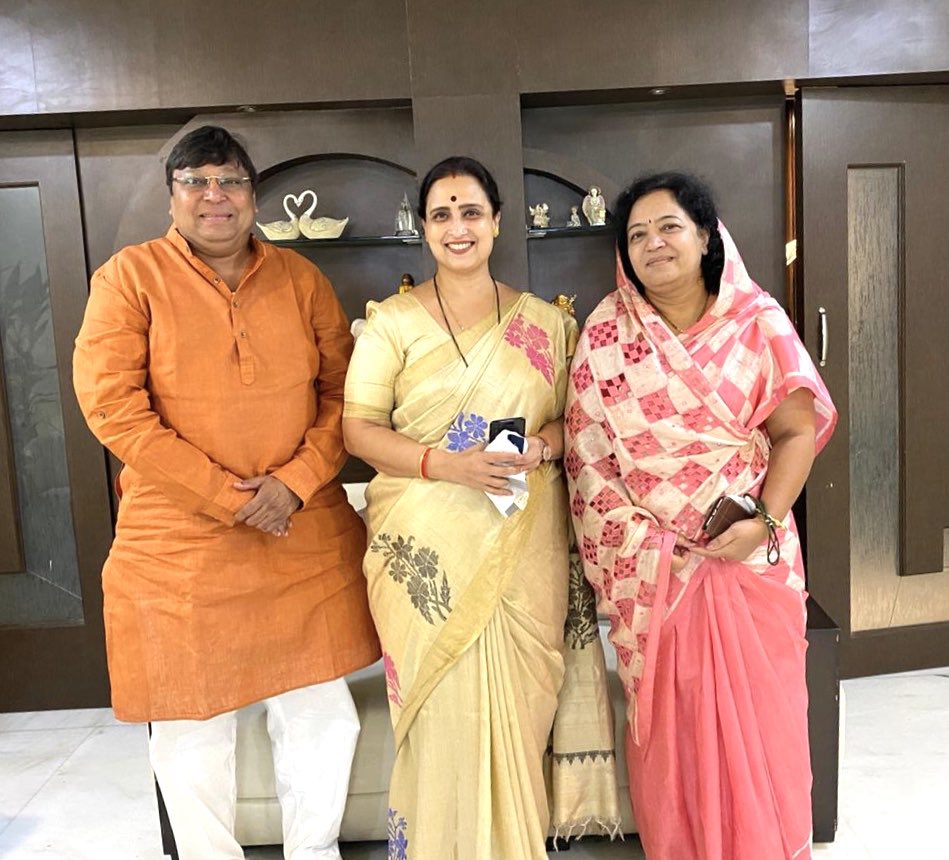 ChitraKWagh's tweet photo. संपुर्ण विदर्भ पहिल्यांदा जिच्या सोबत फिरले ती माझी सखी,सहकारी प्रगती पाटीलच्या घरी नागपूरला गेलेले.
नेहमीसारखचं मायेने आदरतिथ्य करणारी प्रगती व तितक्याच काळजीने रात्री एअरपोर्टवर डबा पाठवणारे अजय जी.
तुम्हा दोघांनाही धन्यवाद नाही म्हणणार कारण क़ायम तुमच्या ऋणात रहायला मला आवडेल. https://t.co/QK6FFuIlls
