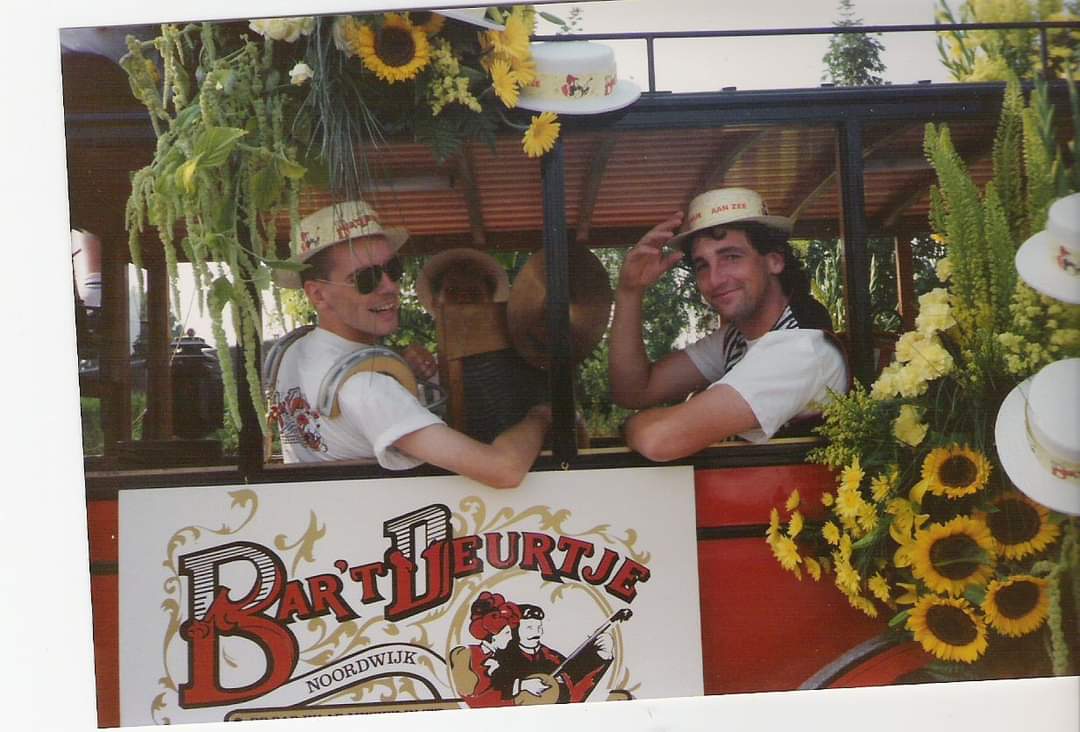 Uit den Ouden doosch <a href="/FlowerparadeRB/">Flower Parade Rijnsburg</a> #corsorijnsburg #straatklinkers #bartdeurtje #jarennegentig #mooietijden