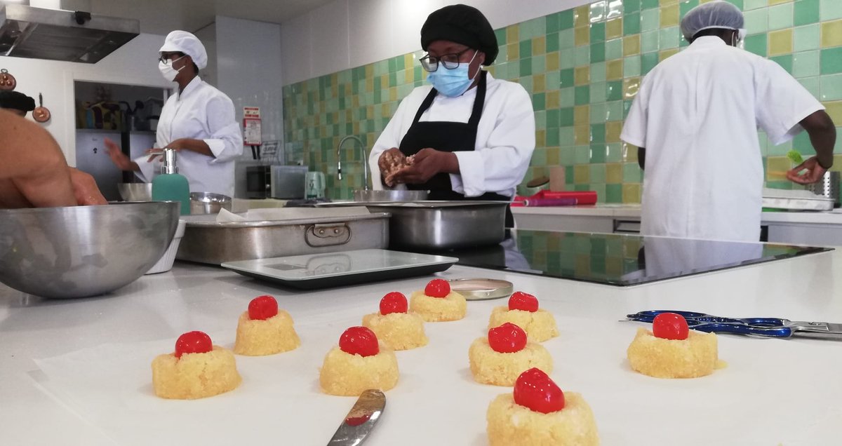 MasterDPortugal's tweet photo. Os nossos futuros #pasteleiros👏A darem tudo na sessão prática de Pastelaria. #cursos #masterdportugal https://t.co/Mswq7ux79q