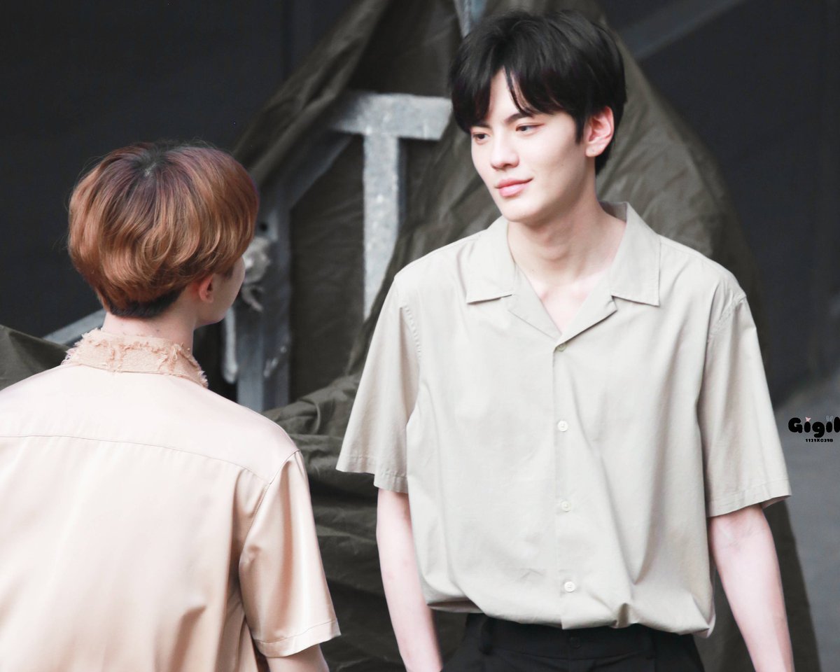 bitingslove's tweet photo. wenjun looking at zhengting saga continues
©Gigil·1121x0318
#毕廷 #BiTing #ปี้ถิง #毕雯珺 #朱正廷 #BiWenjun #ZhuZhengting #NEX7 #Top57 https://t.co/YEUWxFEQBa