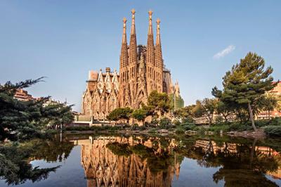 hi_octa's tweet photo. There are churches... and then there's the Sagrada Familia! Designed by famous Catalan architect Antoni Gaudi, this crazy cathedral is unlike any other.⛪️
#visitspain #spain #barcelona #visitbarcelona #travel #sagradafamilia https://t.co/K6rIEsv641