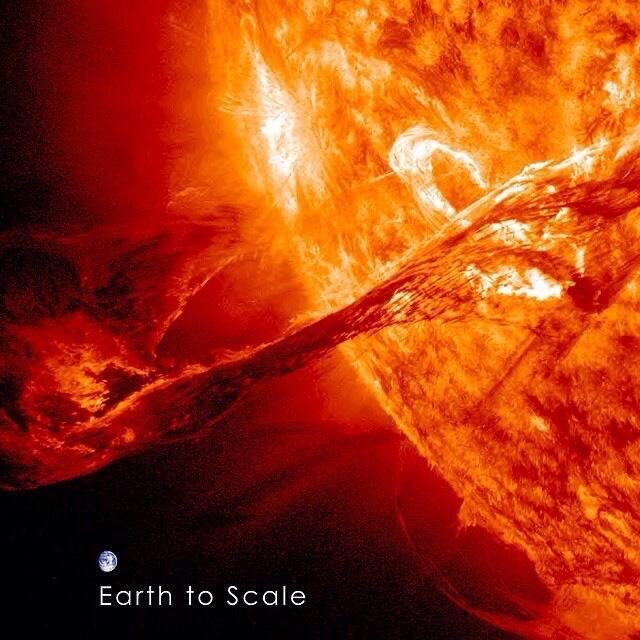 BrianRoemmele's tweet photo. A solar flare with Earth to scale. https://t.co/d1vNalsSzd