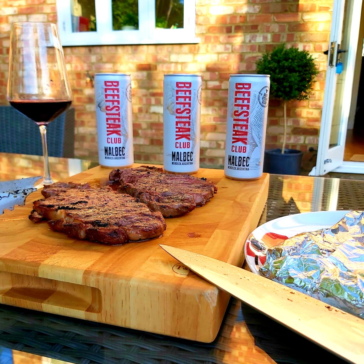 Thanks <a href="/teamdb/">The Drinks Business</a> for including, our new Beefsteak Club wine cans in August's Top New Products.
thedrinksbusiness.com/2020/08/top-ne…
#beefsteakclub #malbec #winecans #drinksbusiness