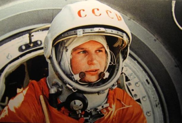 L’URSS avait gagné la première manche de la conquête spatiale en envoyant Youri Gagarine dans l’espace à bord de la fusée Vostok (ca vous rappel quelque chose ? ). Mais la balle de match se jouais surtout avec le premier alunissage.