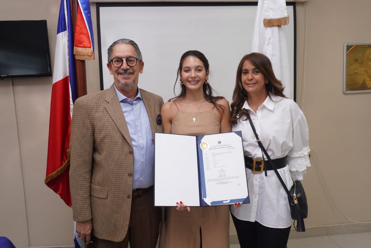 OnapiRD's tweet photo. Realizamos la entrega del Diseño Industrial titulado: HAMACA; recibe su titular, señorita Isabella De Alessandro; realiza entrega la licenciada @NarcisTejada, encargada de la Academia Nacional de la Propiedad Intelectual- #ANPI-ONAPI
#ONAPIpromuevePI
#ONAPIpromueveInnovación https://t.co/vIxZ770Icj