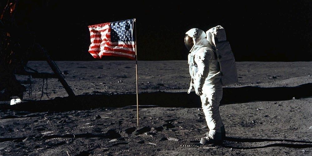 Le 21 Juillet 1969 à 21H56 les USA viennent de prouver leurs supériorités sur l’URSS en faisant marcher pour la première fois des hommes sur le satellite naturel de notre très chère Terre, La Lune.