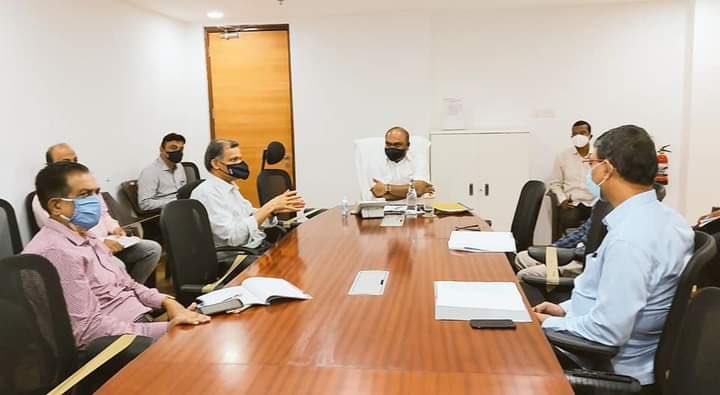 GuravNitesh's tweet photo. माननीय परिवहन मंत्री अॅड अनिल परब साहेब यांनी कोरोनाच्या पार्श्वभूमीवर यंदा कोकणात जाण्यासाठी खासगी वाहनांना लागणारे ई-पास सहज उपलब्ध होण्यासाठी झालेल्या बैठकीत संबंधित अधिकाऱ्यांना आज निर्देश दिले.तसेच कोकणातील वाहतुकीसंदर्भात आढावा घेण्यात आला. @Yuva_Shivsena @ShivSena https://t.co/DpIjQHlx2Q