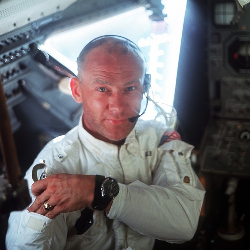 A bord du module lunaire de la mission Apollo 11, Neil Armstrong et Buzz Aldrin sont les premiers hommes à fouler le sol lunaire. Buzz Aldrin est alors équipé d’une Omega Speedmaster de l’année 1968.