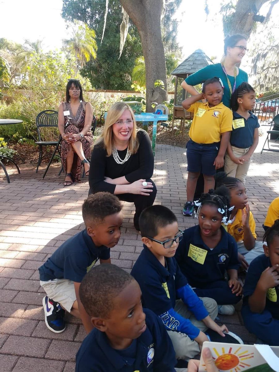 ##tbt  #lifebeforecovid Early this year #saaccinc Board Member Jennifer Rominiecki greeted students from Emma E. Booker Elementary before their tour of #Selbygardens and educational activities. 🌼🌷🏵🎨
#CommunitiesUnited #Sarasota #NewtownAlive #Nextgen #fieldtrip