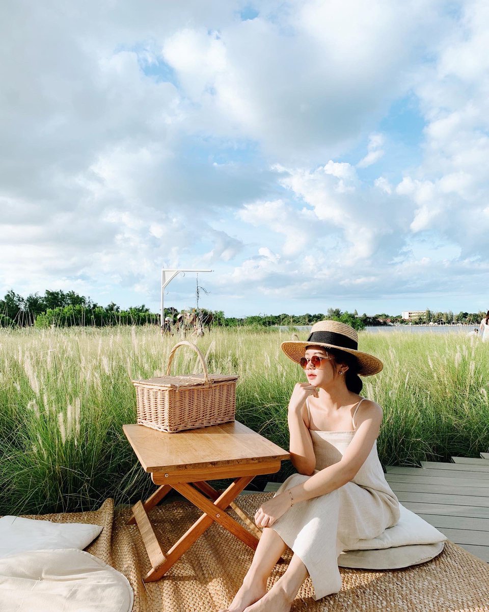 benyells's tweet photo. 𝑴𝒆𝒎𝒐𝒓𝒚 𝒉𝒐𝒖𝒔𝒆 𝒄𝒂𝒇𝒆 𝒉𝒖𝒂𝒉𝒊𝒏 🌿 เป็นดีย์มากเว่อร์ น้ำชานมไข่มุกอร่อยมาก ชอบบ บรรยากาศดี มุมถ่ายรูปเยอะมาก ทุ่งหญ้าแบบกว้างมากแม่ แต่คนก็เยอะมากเช่นกันน แนะนำเลยสำหรับใครที่มาหัวหินน 💘 พลาดไม่ได้จ้าาา #คาเฟ่หัวหิน #cafehuahin #benyellsdiary https://t.co/G4Kectz3ZL