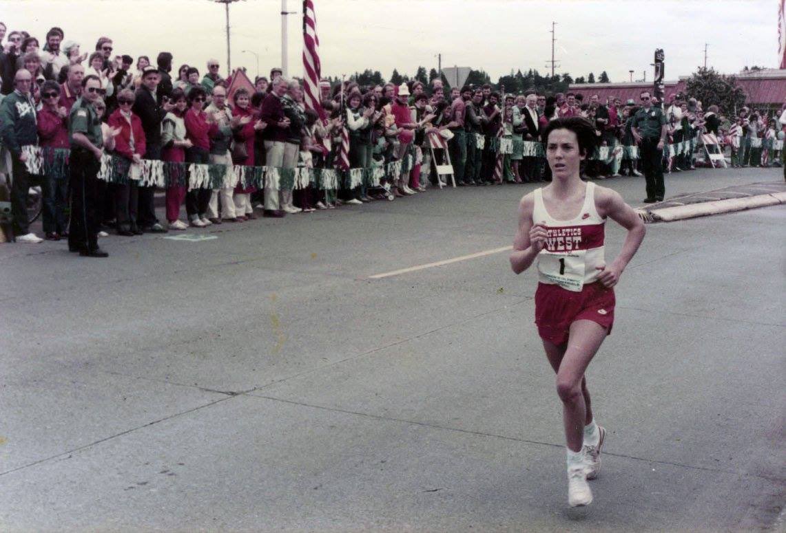sermaraton42's tweet photo. #OriginalRun JOAN BENOIT, LA MUJER QUE CONQUISTÓ MARATÓN 

Resulta incómodo y absurdo pero hace 40 años, las mujeres no podían competir en pruebas mayores de 1500 mts

Se decia que el desgaste que provocaban las distancias largas eran contraproducentes para una persona gestante https://t.co/aXKQRDeMsn