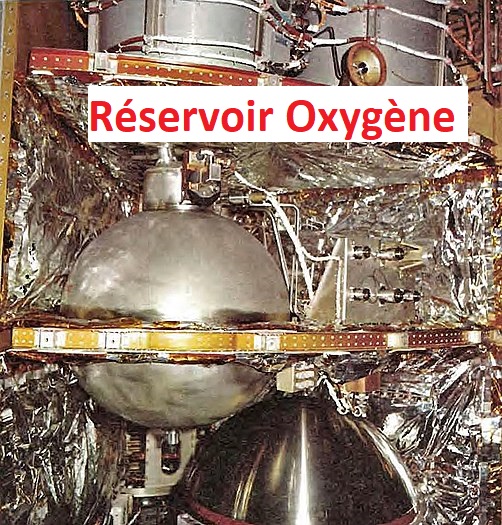 Vous l’avez bien compris, l’un des 2 réservoirs vient d’exploser en plein milieu de l’espace. La cause ?, un court-circuit sur le câble d’alimentation qui était dénudé à l’intérieur du réservoir. Oxygène + étincelle = Boom.