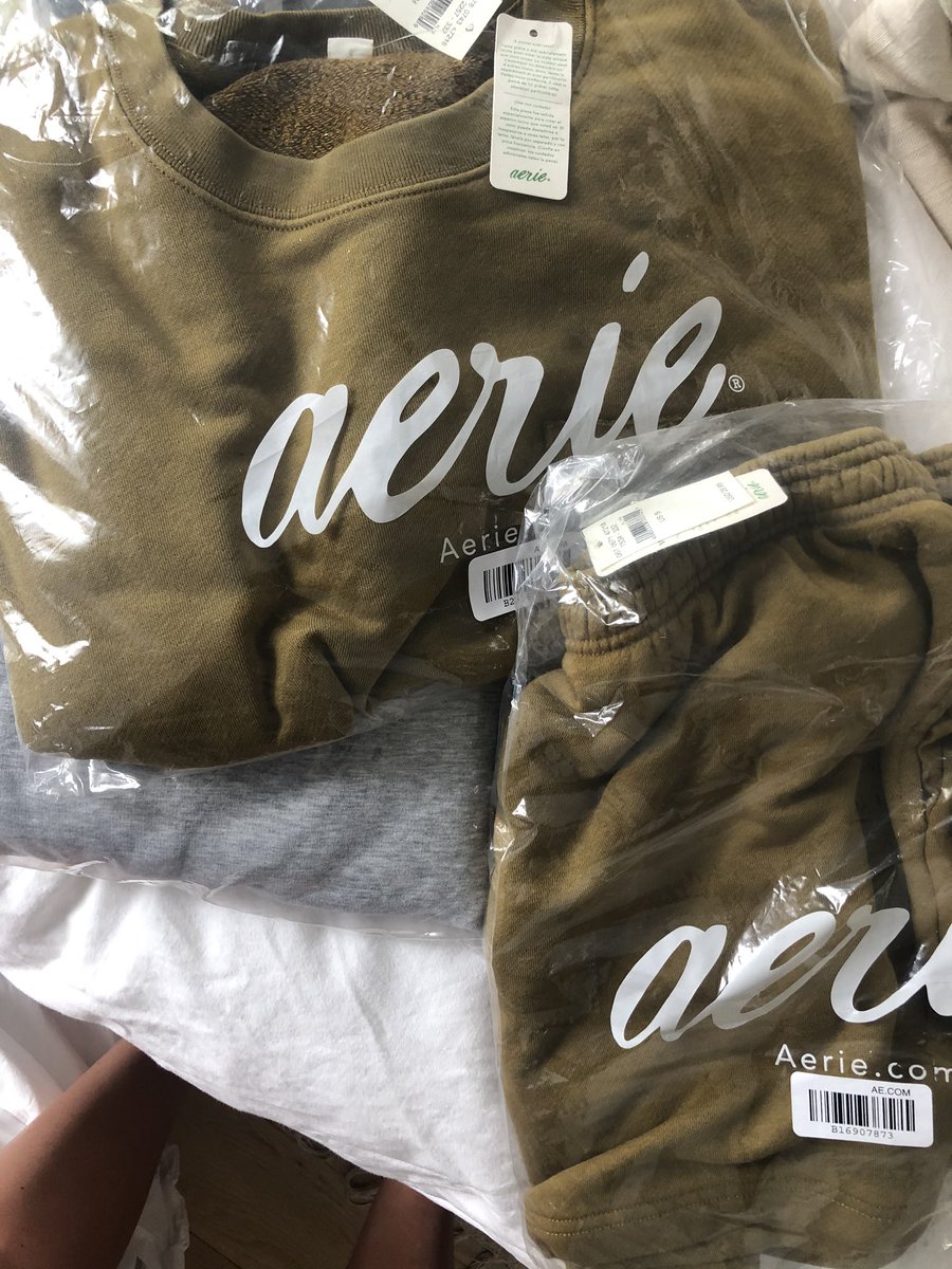 thatchiclex's tweet photo. When you order this, but you get this... that color difference though @Aerie https://t.co/5QEx6d74Rl