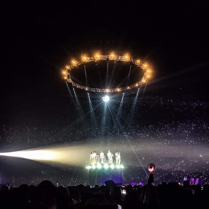 HoangAnna5's tweet photo. Maybe with someone, they’re just someone.
But with Wannable, they are our world.
We’ll always stand by you, even if we can’t find heaven, we’ll walk through hell with you.

#우리워너원_3주년에도_사랑해
#ThreeYearsWithWannaOne https://t.co/BrhnsMP6ND
