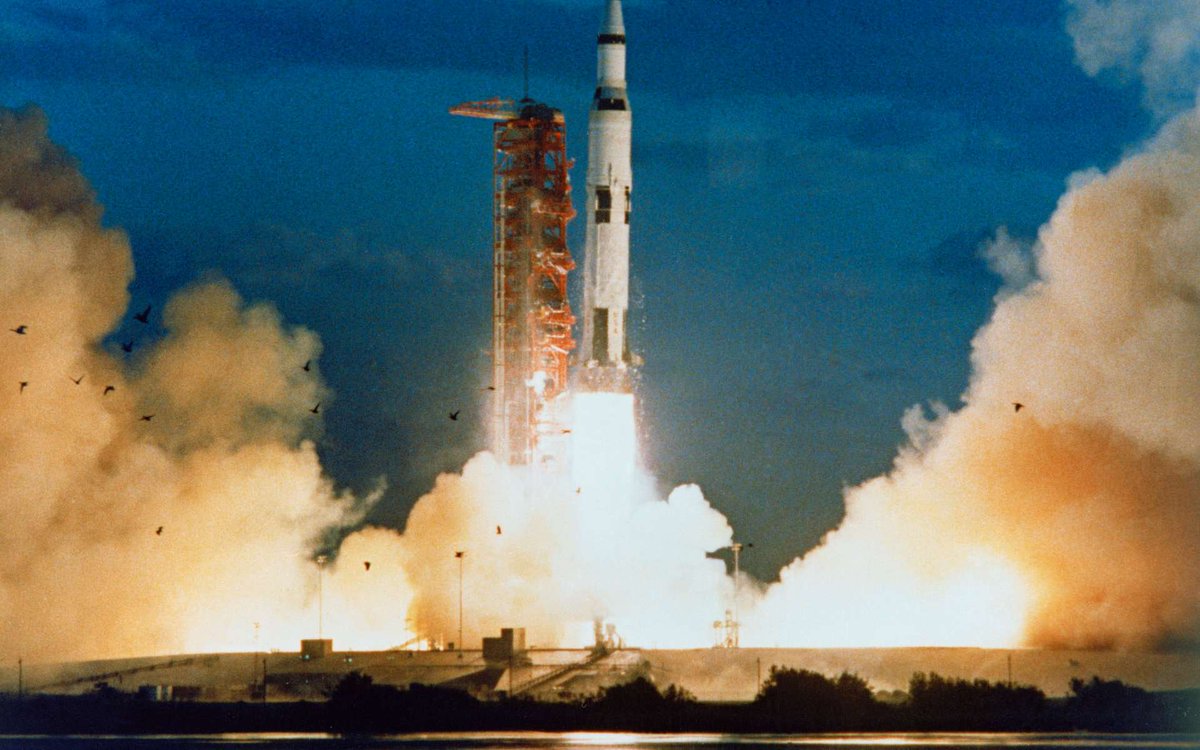 La fusée Saturn V décolle le 11 Avril 1970 à 19h13 depuis la Floride, moins d’un an après Apollo 11. Le première phase de vol fut un succès. 56 heures après le décollage, sur le trajet pour la Lune à plus de 300 000kms de la terre, Houston demande un brassage de l’air.