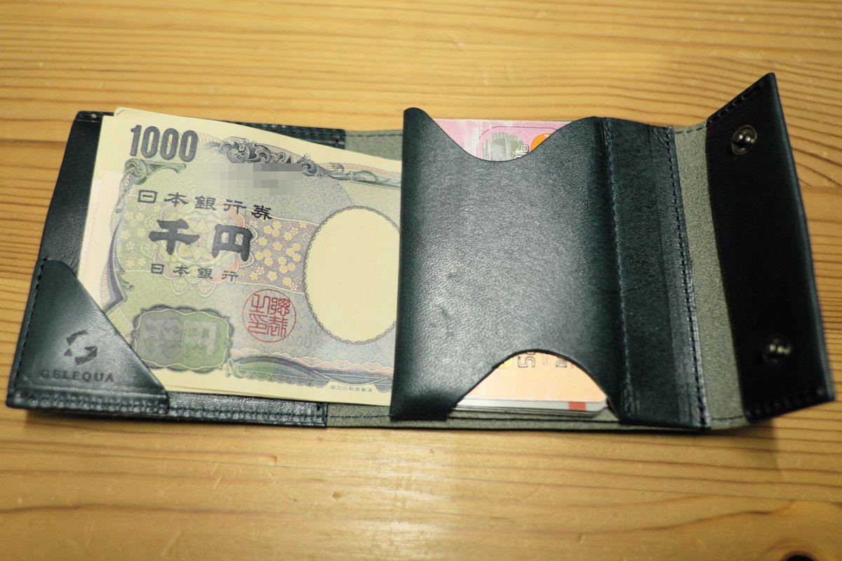 fudsuki's tweet photo. 今まで使っていた財布が厚ぼったくなるのが不満で、クラファンで良さそうなスマートウォレットがあったので購入。お札+小銭+カードを、ほとんど減らさずにコンパクトに収納できる。質感も良い。実際の使い勝手はこれから。 #excash https://t.co/VysUvew8wL