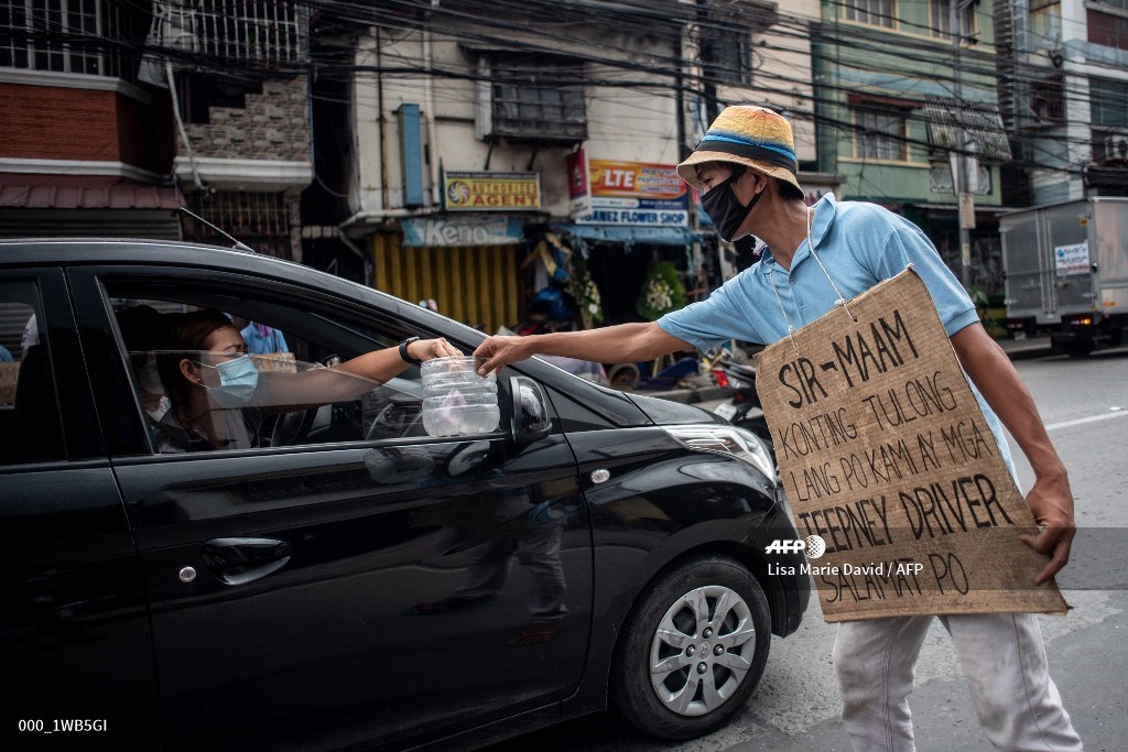 PhilstarNews's tweet photo. "Kunting tulong lang po"

Jeepney drivers wear face masks and placards as they ask for alms on streets and receive food aid as the Philippines' economy reels from COVID-19 lockdowns, which have affected the jobs of thousands of jeepney drivers.

📷: AFP/Lisa Marie David https://t.co/hc6MoCSPzJ