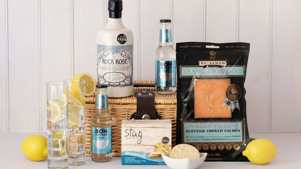 FineScotHampers's tweet photo. A hamper that is sure to delight, the Rock Rose Gin Hamper is made up of delicious Rock Rose Gin, smoked salmon, tonic water and delicate water biscuits from Stag Bakeries 🏴󠁧󠁢󠁳󠁣󠁴󠁿🍸👉 https://t.co/kETMIuhgPV

#Scotland #ScottishGin #ScottishGinHamper #GinHamper https://t.co/XyGCxIZcCT