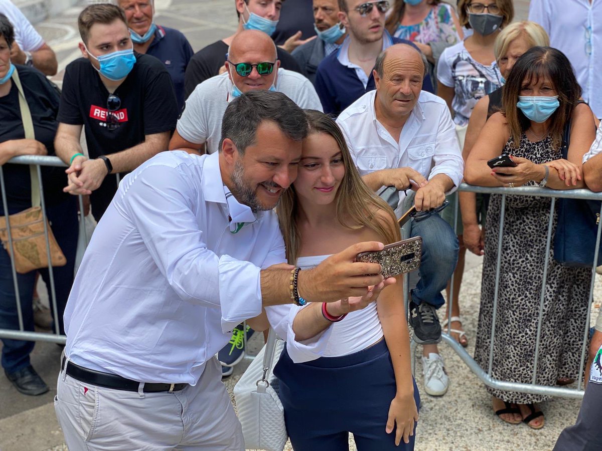 matteosalvinimi's tweet photo. GRAZIE Chieti! I vostri sorrisi e il vostro entusiasmo mi dicono che siamo sulla strada giusta, avanti tutta 🇮🇹 https://t.co/871VKkpl8t