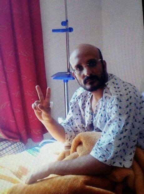 حين رأيت أخي يسقط مصابابعد استشهادالزعيم قررت تغييرمسار المعركة فالبقاءفي الثنيه لن يحقق شيئا، والحوثي يقصف صنعاء بالدبابات.
غادرت ارتب معركتنا، وكان سؤال والدتي عن اصغر ابنائها من أقسى اللحظات.
واليوم عيد ميلاده الثالث في سجنه.
صرت اخا لكل يمني،كلهم معركتهم ضدسجانك.