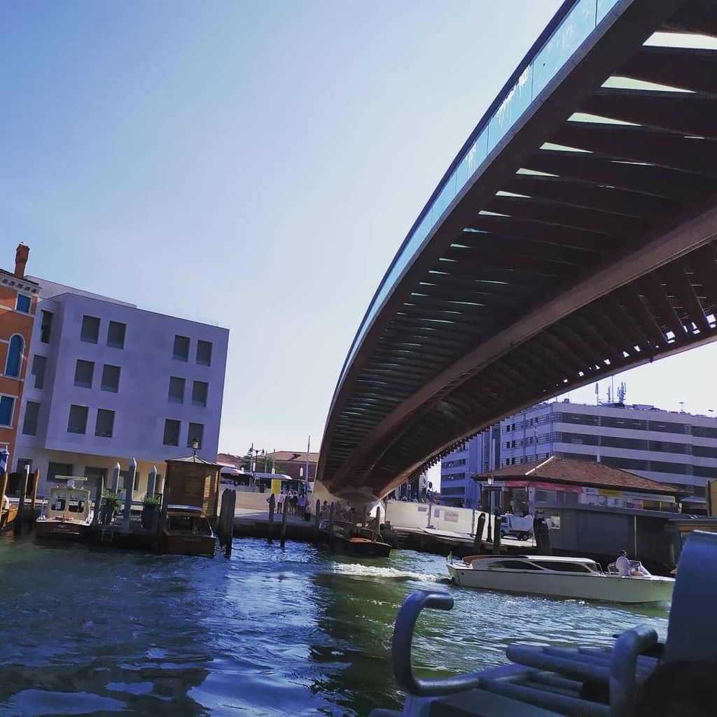 ocram_b's tweet photo. Sotto il #ponte di #Calatrava la #capra #canta - #Venezia #città #town #city #travel #fotografia #photography #travelgram #travelphotography #instatravel #trip #vacanza #vacation #viaggio #viaggi #Igers #IgersIT #IgersItalia via Facebook https://t.co/cR9BBynflA https://t.co/tC7pw44SK9