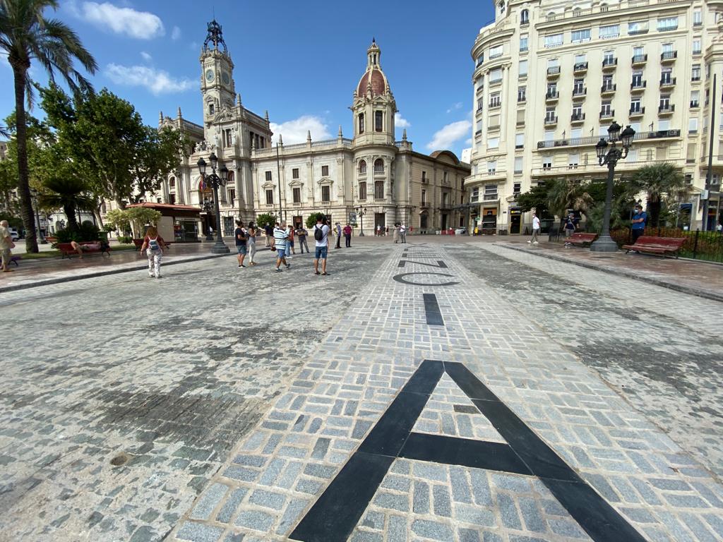 joanribo's tweet photo. Passejar, jugar, retrobar-nos amb la ciutat i el veïnat. 😍 Així ha quedat la Plaça de l'Ajuntament. Ha passat de ser una rodona per als cotxes, a ser 12.000 m2 d'espai públic per a les persones🚶🏽‍♀️
✅ Un compromís complit. #València camina cap a una ciutat sostenible i saludable🌿 https://t.co/utWAHcj1Em
