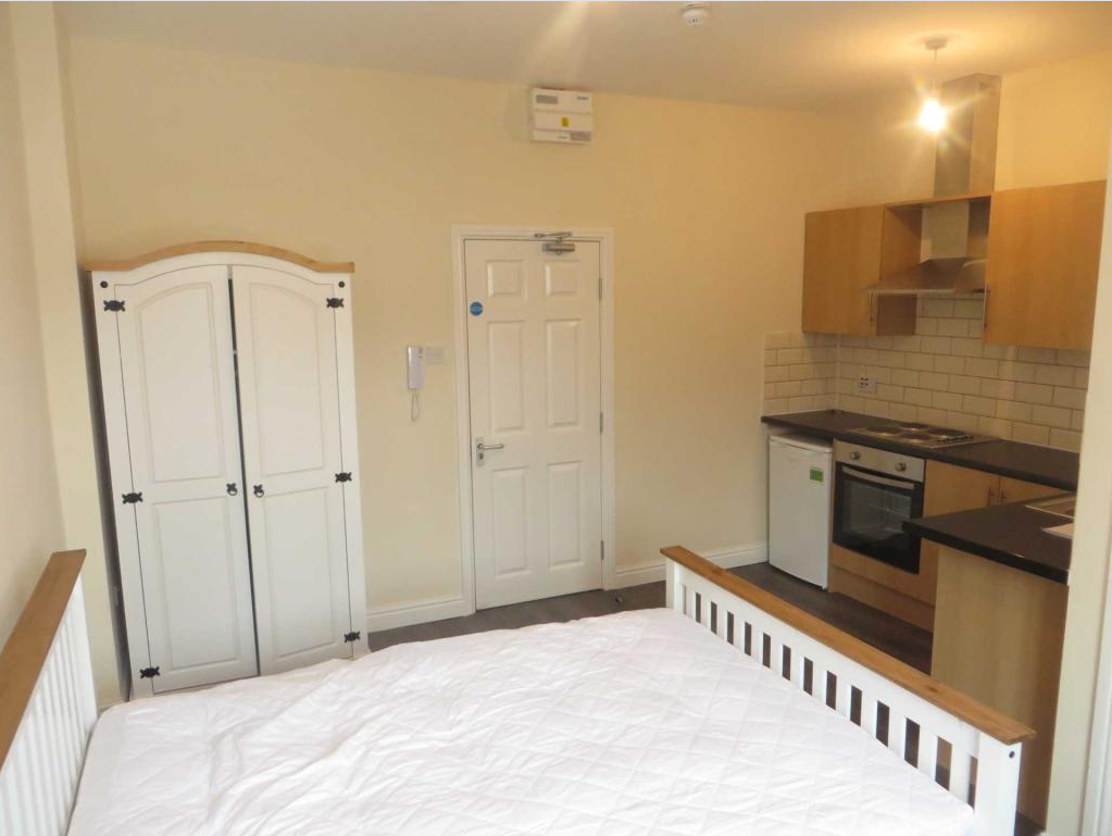 AustinsEstates's tweet photo. 💰 *** R E D U C E D *** 💰
🏠 TO LET ❗❗ Studio flat to rent
📍 Walsall Road, Wednesbury
💰 £385 PCM 💰

Must be viewed to be appreciated ❗
☎️ 01902 244200 or direct message our page! 

#moving #ukproperty #ukrealestate #ukhouses #forRentUk #housemove #movinghouse #property https://t.co/it0264A8JR
