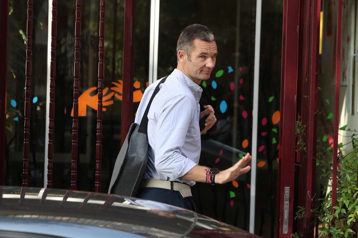 elmundotoday's tweet photo. Iñaki Urdangarín pregunta discretamente al Gobierno si a él también pueden ayudarle a fugarse https://t.co/iqk21Z40QK https://t.co/LuyC6DHXu1
