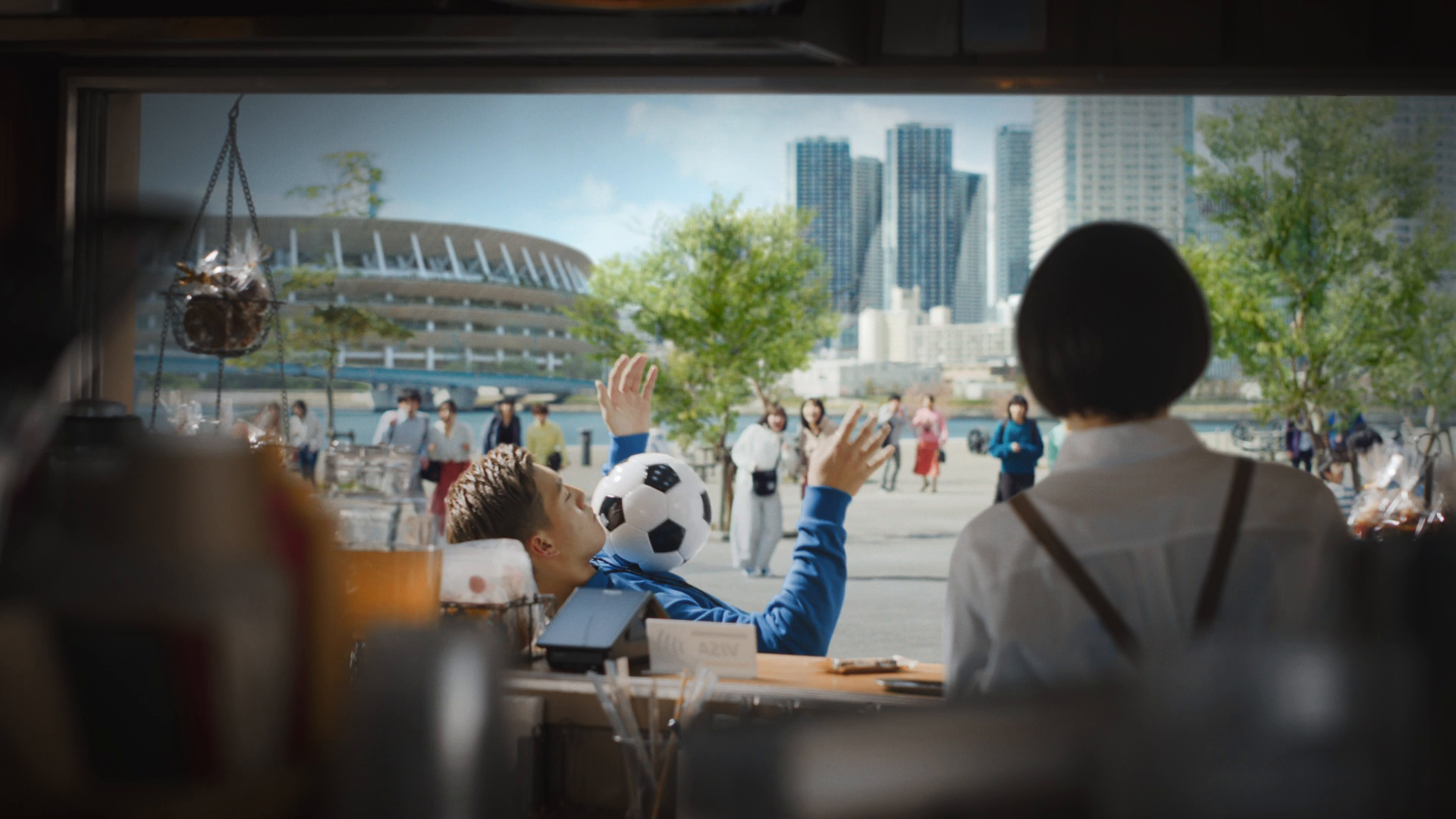 Visajp Visaの新cmが登場 明日から放映開始 端末にカード をかざすだけだから スピーディーに決済完了 その早さは 堂安選手のボールが証明してくれる Visaでタッチ ご利用可能な店舗は次々拡大中 T Co Mc2cyicuyh Visa あなたの目指す