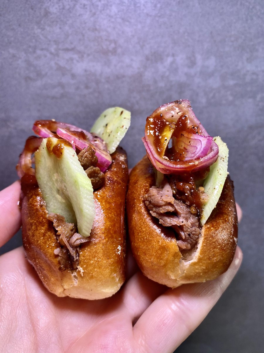 ¡De alucine! Brioche de costilla de Pallars ribs <a href="/CalTomas_carns/">Cal Tomàs</a> con salsa barbacoa @Halen_Mon y chalota encurtida en mango. 
Link a videoreceta: youtu.be/jsnhecbPCnU 
#ColmadoandFriends #RecetasFaciles #CalTomàs