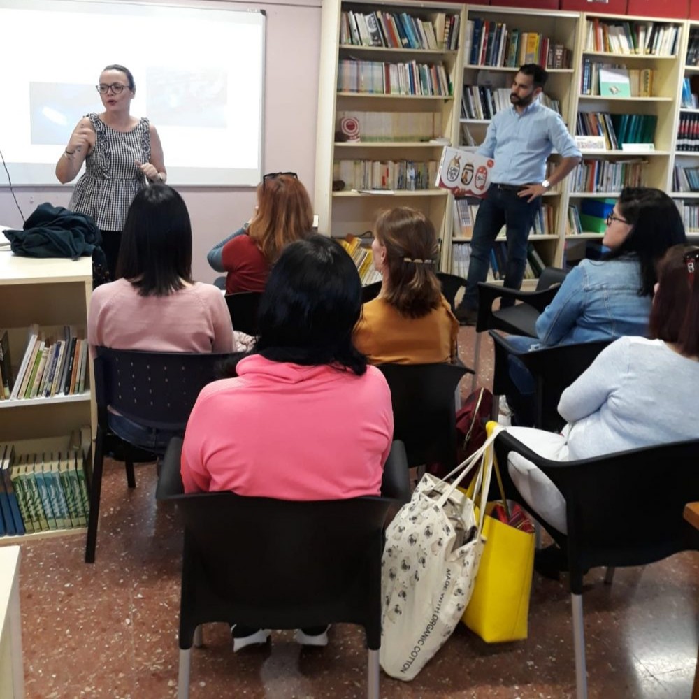 EdelvivesPRO's tweet photo. Desde #AcademiaPRO te ayudamos a poner en marcha los proyectos. En sesiones de formación de 2 a 3 horas damos a conocer todas las herramientas y profundizamos en la propuesta metodológica del material.
Mira uno de nuestros talleres #CroquetaEdelvives
👉https://t.co/45Qe8YLJiX https://t.co/BO6kUaKtSu