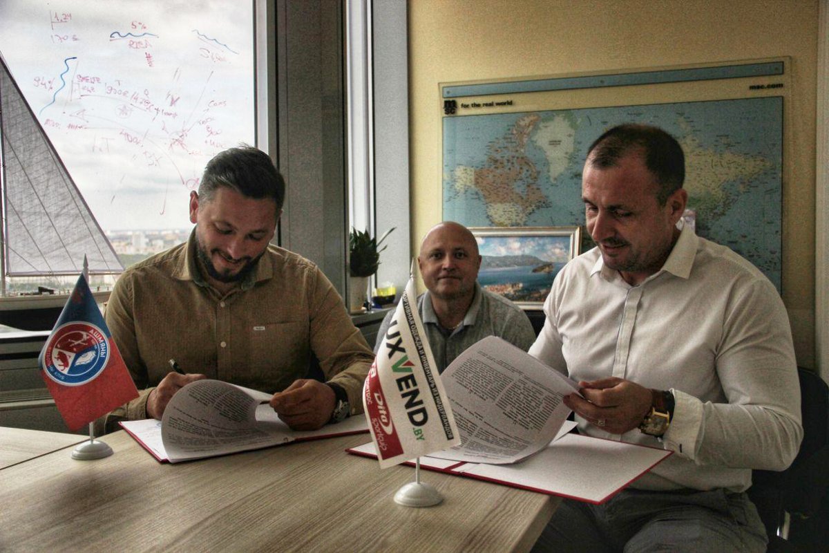 obfc_by's tweet photo. Сёння адбылася вельмі важная падзея ў гісторыі нашага клуба. Падпісаны дагавор з кампаніяй LUXVEND, якая з'яўляецца афіцыйным прадстаўніком нідэрландскага спартыўнага брэнда Masita ў Рэспубліцы Беларусь.
З сённяшняга дня Masita - афіцыйны тэхнічны спонсар ФК Ашмяны-БДУФК! https://t.co/F5BexRrFV1