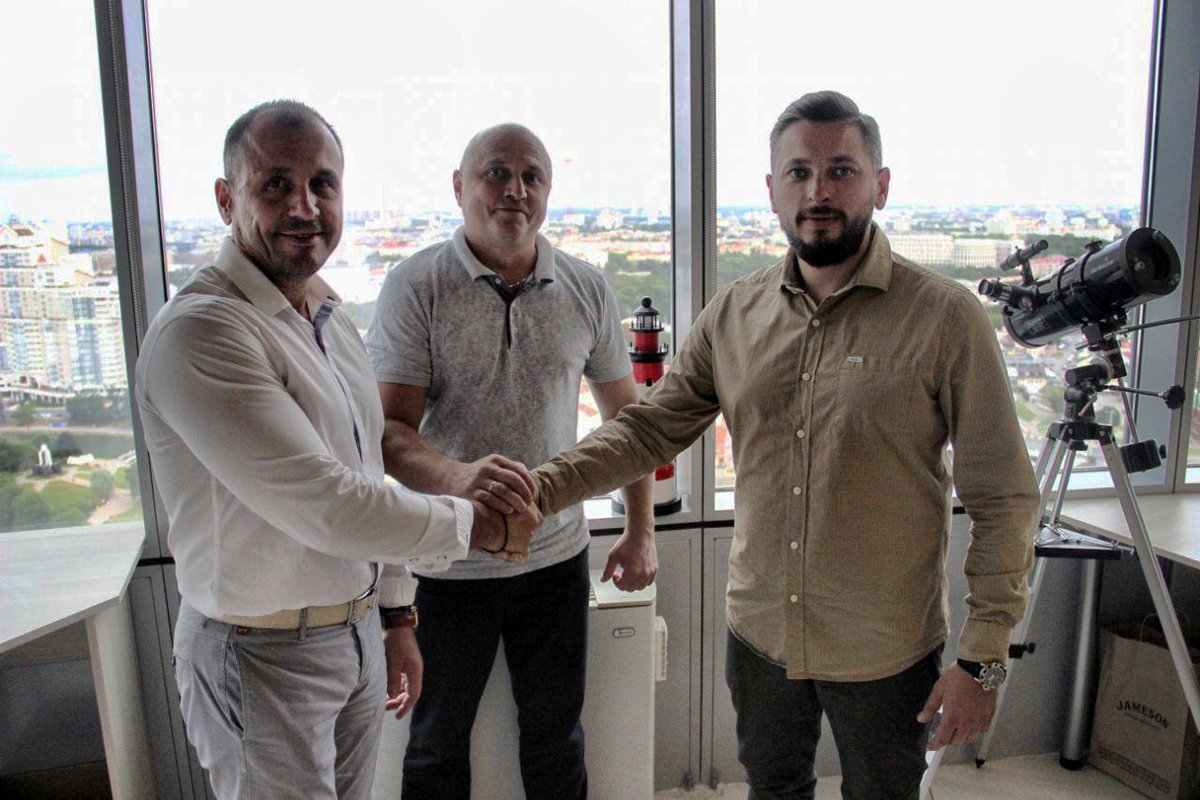 obfc_by's tweet photo. Сёння адбылася вельмі важная падзея ў гісторыі нашага клуба. Падпісаны дагавор з кампаніяй LUXVEND, якая з'яўляецца афіцыйным прадстаўніком нідэрландскага спартыўнага брэнда Masita ў Рэспубліцы Беларусь.
З сённяшняга дня Masita - афіцыйны тэхнічны спонсар ФК Ашмяны-БДУФК! https://t.co/F5BexRrFV1