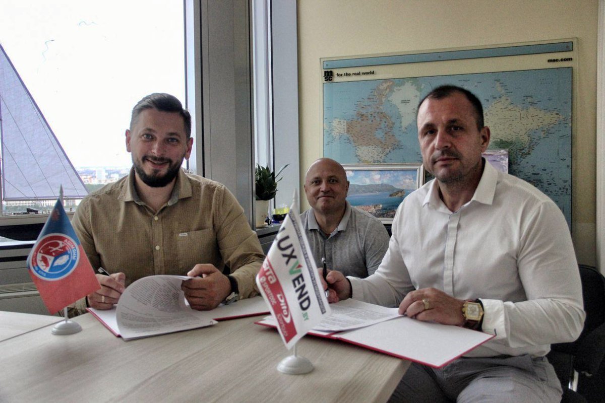 obfc_by's tweet photo. Сёння адбылася вельмі важная падзея ў гісторыі нашага клуба. Падпісаны дагавор з кампаніяй LUXVEND, якая з'яўляецца афіцыйным прадстаўніком нідэрландскага спартыўнага брэнда Masita ў Рэспубліцы Беларусь.
З сённяшняга дня Masita - афіцыйны тэхнічны спонсар ФК Ашмяны-БДУФК! https://t.co/F5BexRrFV1