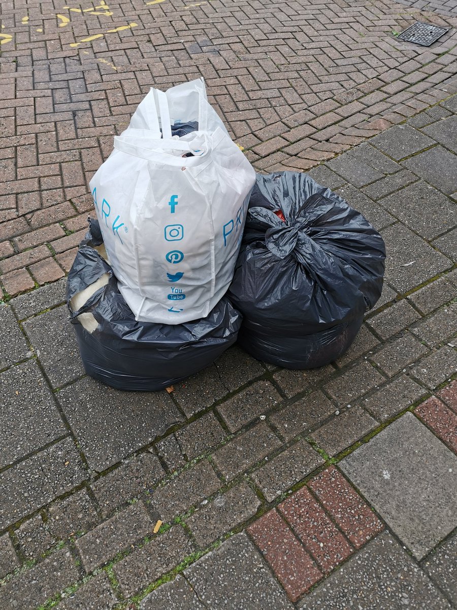 vimz_k's tweet photo. @VOGCouncil these have been fly tipped outside King Square Post Office on Holton Road. https://t.co/pzhgNZYGwo