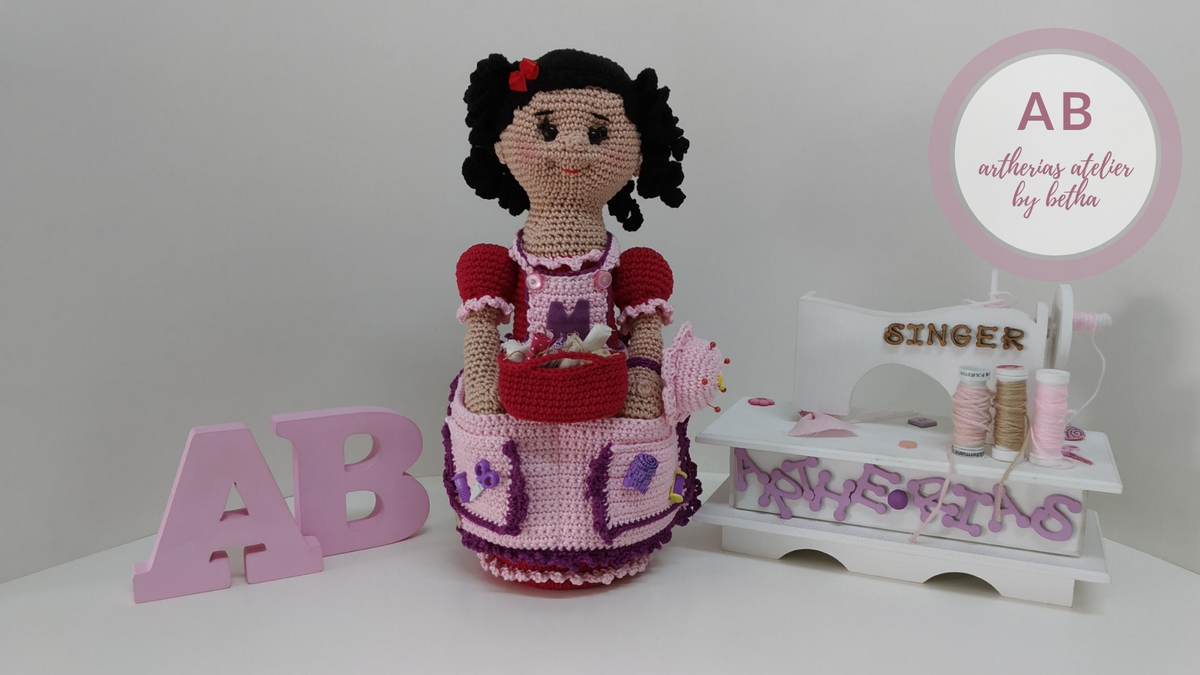 by_betha's tweet photo. 🎀ARTHERIAS ATELIER BY BETHA 🎀
DIA... COM ARTHERIAS !!! 🙅‍♀️🧶
"O Sorriso É Tão Sagrado Quanto A Prece!"
Osho
Imagem Autoral - ARTHERIAS ATELIER BY BETHA
RECEITA ADAPTADA | ARTESÃ ROBERTA MARTIMIANO
BONECA COSTUREIRA | BONECA COSTUREIRA MARY🧵#crochet https://t.co/JoYRti1hVh