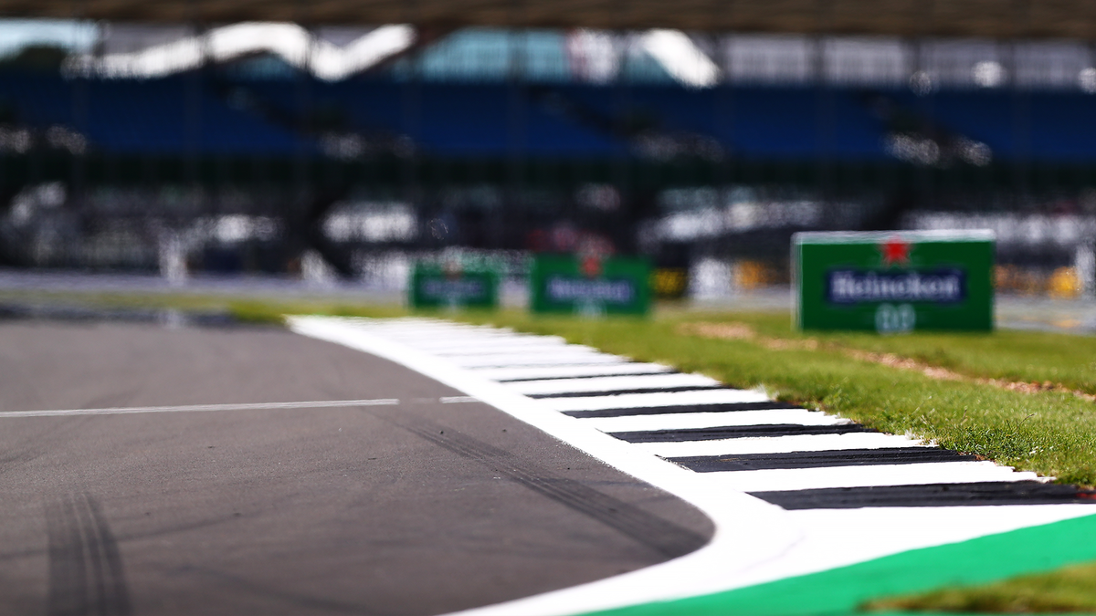 A fresh lick of paint for the iconic black and white Silverstone kerbs as we get set to go again ๐๐ #F170 ๐ฌ๐ง #ChargeOn ๐ค https://t.co/cf4nGpNvPR