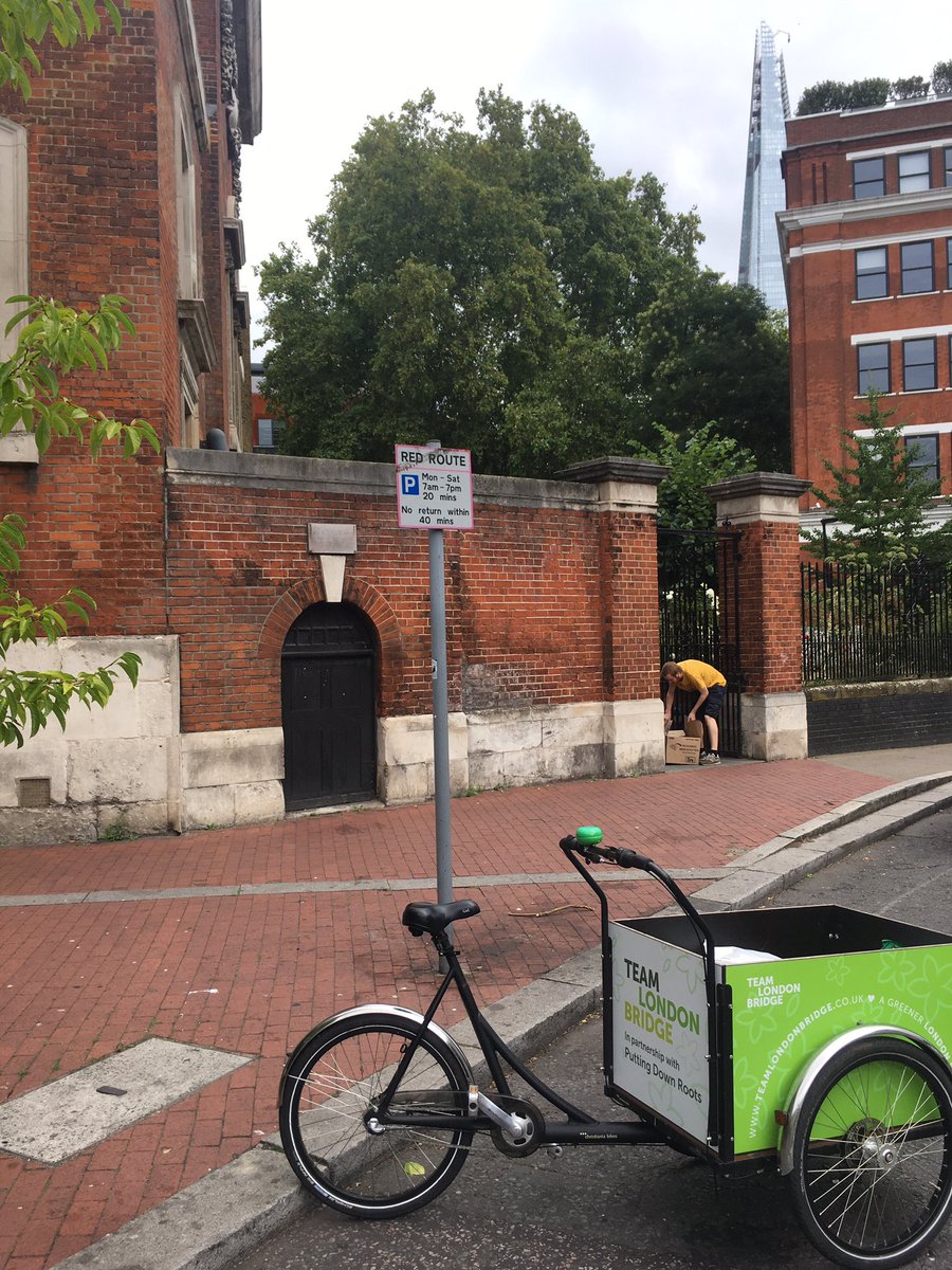 jackskillen's tweet image. Glad to help the brilliantly organised @georgethemartyr do food packages, in the cargo bike along the #lowline #bikesfor business #bikesforfood @TeamLondonBdg