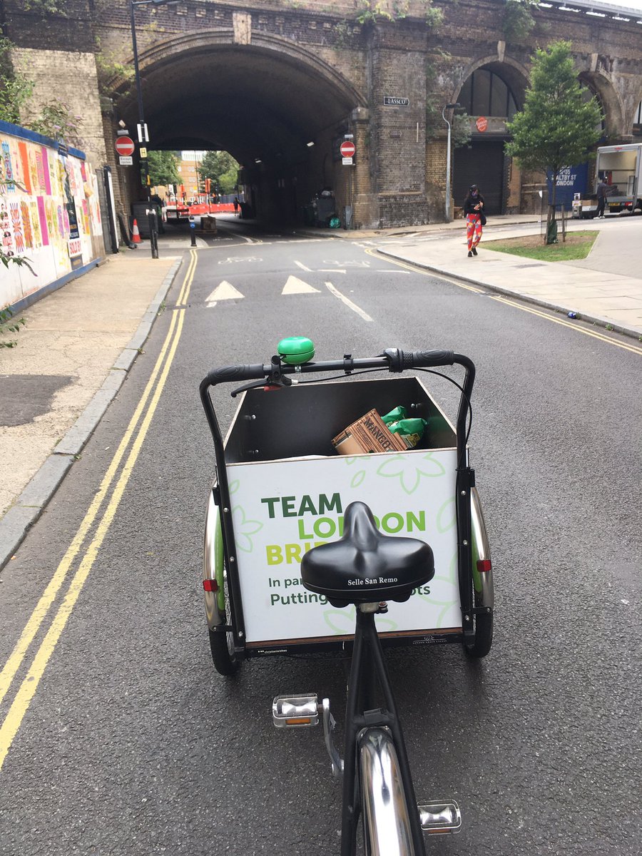 jackskillen's tweet image. Glad to help the brilliantly organised @georgethemartyr do food packages, in the cargo bike along the #lowline #bikesfor business #bikesforfood @TeamLondonBdg