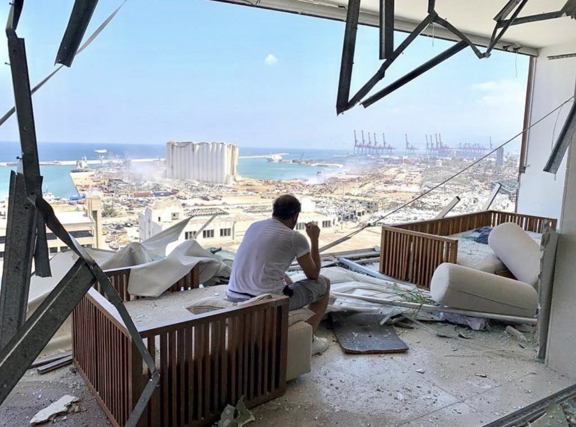 MehdiOmais's tweet photo. Photo apocalyptique de l’acteur Adel Karam (#LInsulte, #Caramel...) en train de boire son café, dans un appartement dévasté et béant, vue sur le port et le chaos. #Beyrouth https://t.co/npBrmtbkIR