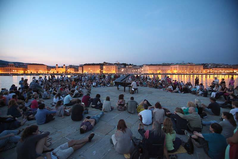 ComunediTrieste's tweet photo. 🎶 Concerto all'alba: Francesco de Luisa - piano solo 🎶
Domenica 9 agosto alle 4.50, in diretta streaming sulla pagina fb del Comune di #Trieste, dalla terrazza della stazione Marittima, appuntamento con uno degli eventi più emozionanti dell'estate, anche se senza pubblico. https://t.co/0aOpilhEPU
