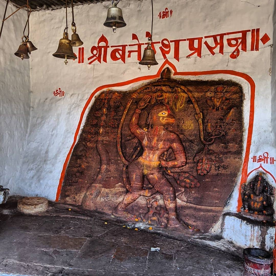 THREAD:God Hanuman encountered three obstacles while flying ocean stretch to reach Lanka in search of Devi Sita MaaFirst, Mainak Parvat, a pleasure resort in middle of ocean.  @LostTemple7