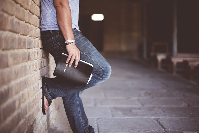 Consultas de la semana | Si arrastro un rallador por una pared, ¿la rayo o la rallo?

Se estaría rayando la pared, porque en ella quedarían numerosas rayas.