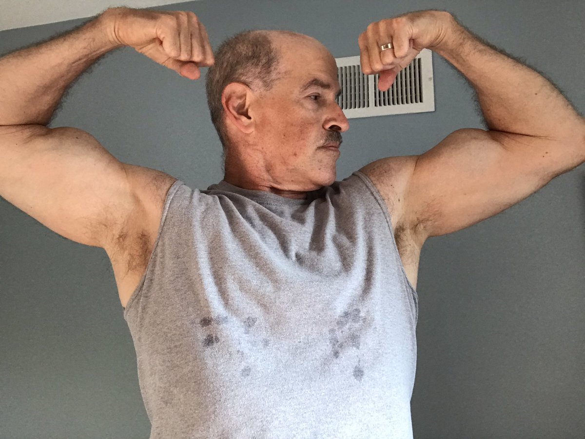 MuscleDaddyMark's tweet photo. Start every morning with a double bi and the day canโt be bad. #muscles #doublebi #bodybuilder #bodybuilding #MuscleDaddy #MuscleDaddyMark https://t.co/qmQ7YFI7h3