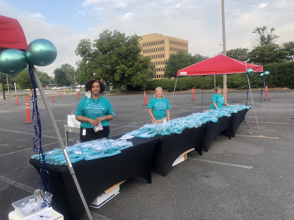 rhschoolshr's tweet photo. Wrapping up Learning to Rock today with our Welcome and Wave event! We love handing out goodie bags to new @RockHillSchools teachers! Thank you to our community members for helping us fill our bags with swag! #HRTeam #OneTeamOneMissionOneRockHill https://t.co/YyK43aGZNW